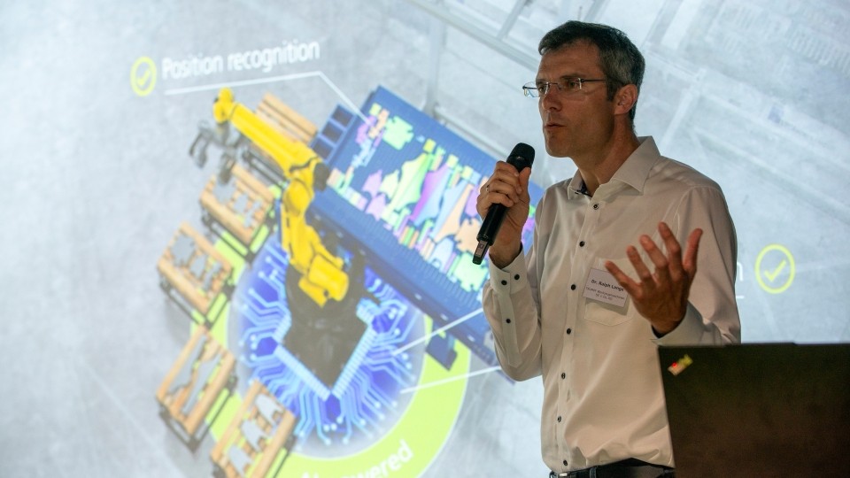 Ralph Lange gives keynote on robotics at Future Rising conference of CyberForum in Karlsruhe in July 2025